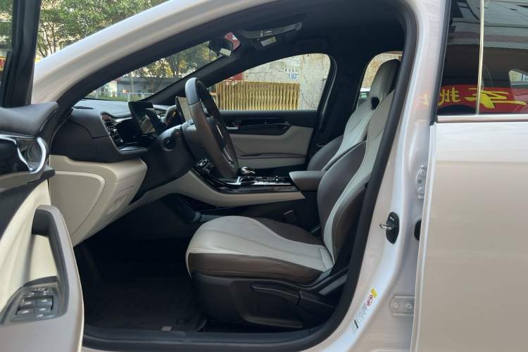 Used BYD Qin PLUS 2024 HONOR Edition DM-i 55KM Leading Model Interior 6
