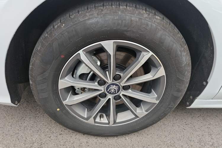 Used BYD Qin PLUS 2024 HONOR Edition DM-i 55KM Beyond Model Left Front Wheel Hub