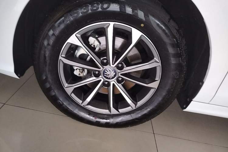 Used BYD Qin PLUS 2024 HONOR Edition DM-i 55KM Leading Model Left Front Wheel Hub