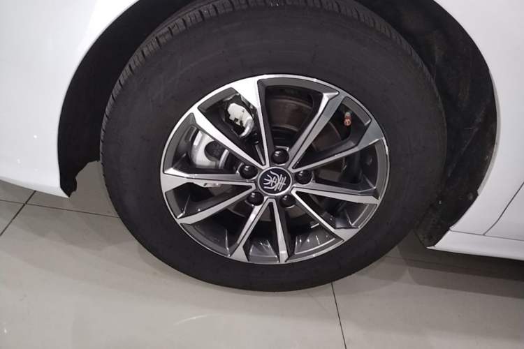 Used BYD Qin PLUS 2024 HONOR Edition DM-i 55KM Leading Model Left Front Wheel Hub