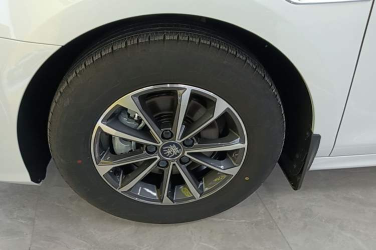 Used BYD Qin PLUS 2024 HONOR Edition DM-i 55KM Leading Model Left Front Wheel Hub