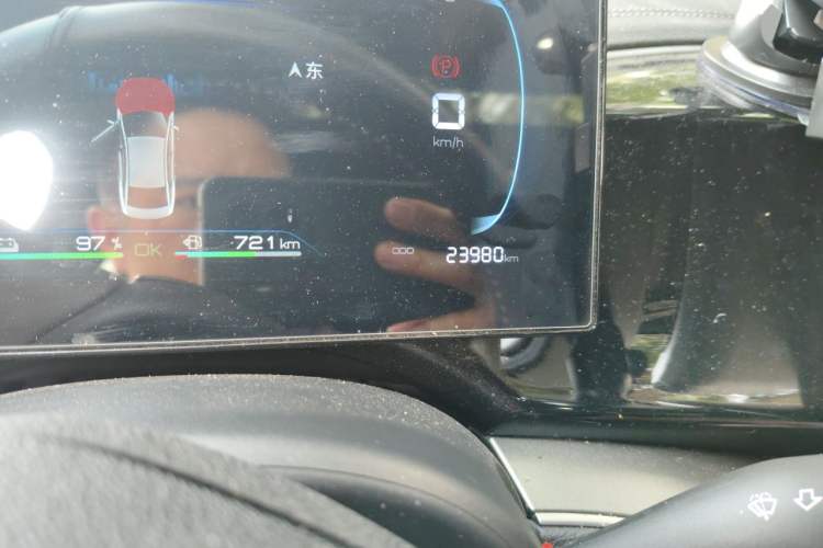 Used BYD Qin PLUS 2024 HONOR Edition DM-i 120KM Leading Model Odometer Close Up