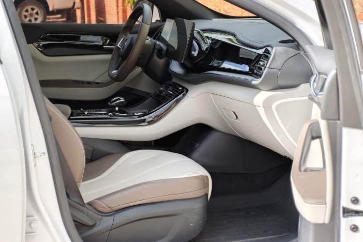 Used BYD Qin PLUS 2024 HONOR Edition DM-i 55KM Leading Model Right Front Seat