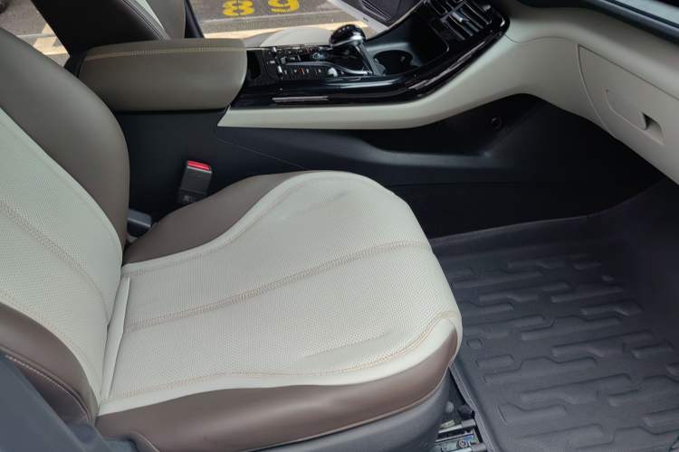 Used BYD Qin PLUS 2024 HONOR Edition DM-i 55KM Leading Model Right Front Seat