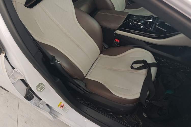 Used BYD Qin PLUS 2024 HONOR Edition DM-i 55KM Leading Model Right Front Seat