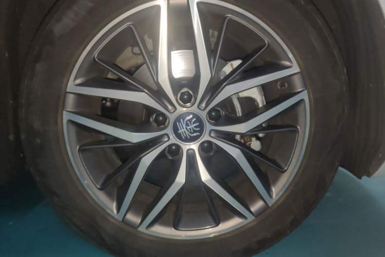 Used BYD Qin PLUS 2024 HONOR Edition DM-i 120KM Beyond Model Right Front Wheel Hub