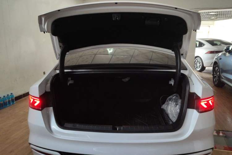 Used BYD Qin PLUS 2024 HONOR Edition DM-i 55KM Leading Model Trunk