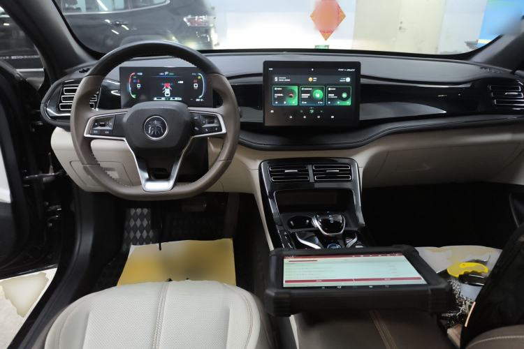 Used BYD Qin PLUS 2025 DM-i Smart Drive 55KM Leading Model Center Console