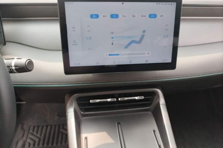 Used BYD Qin PLUS 2025 DM-i Smart Drive 55KM Leading Model Audio And AC Panel