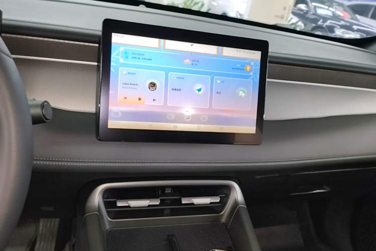 Used BYD Qin PLUS 2025 DM-i Smart Drive 55KM Leading Model Audio And AC Panel