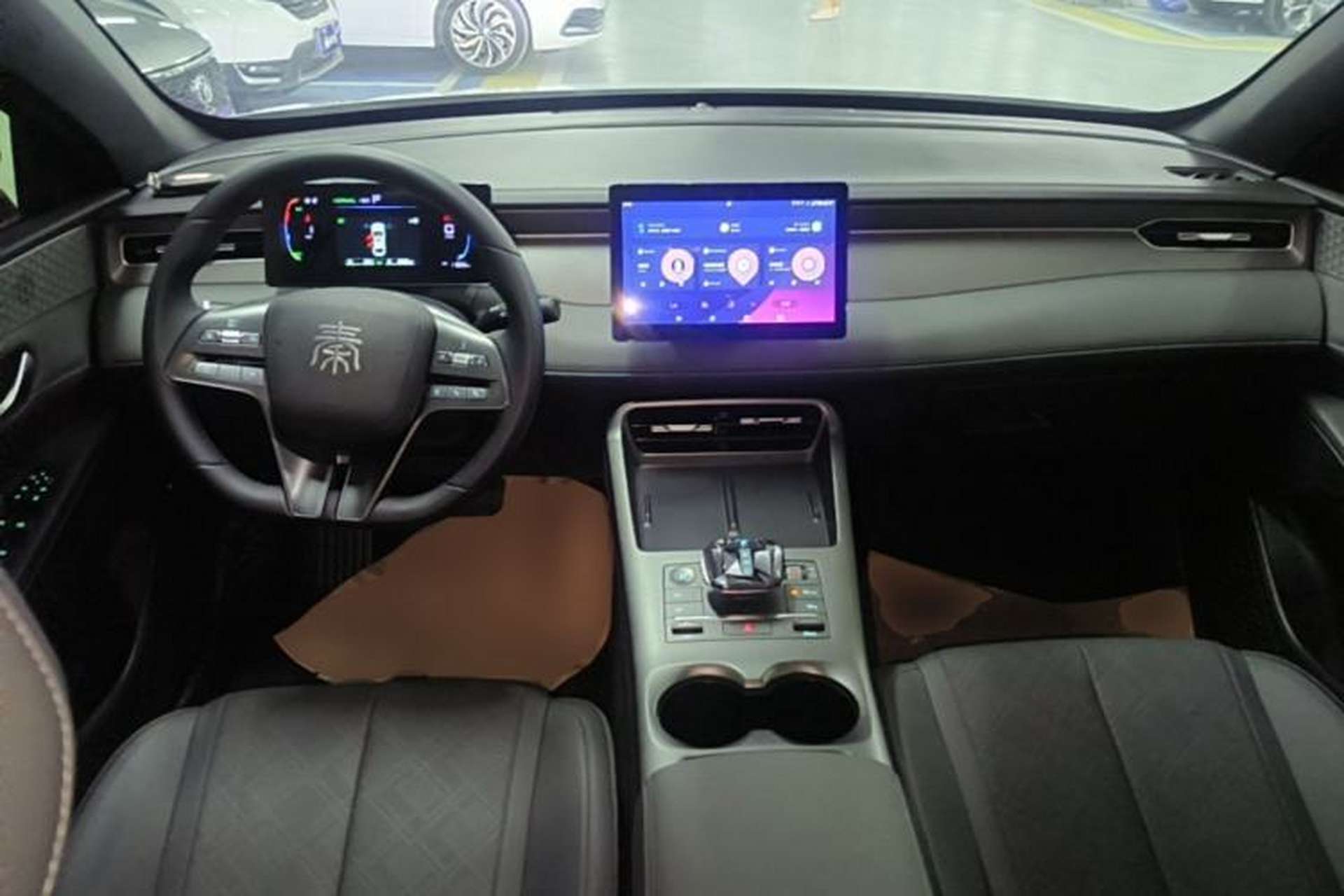 Used BYD Qin PLUS 2025 DM-i Smart Drive 55KM Leading Model Center Console