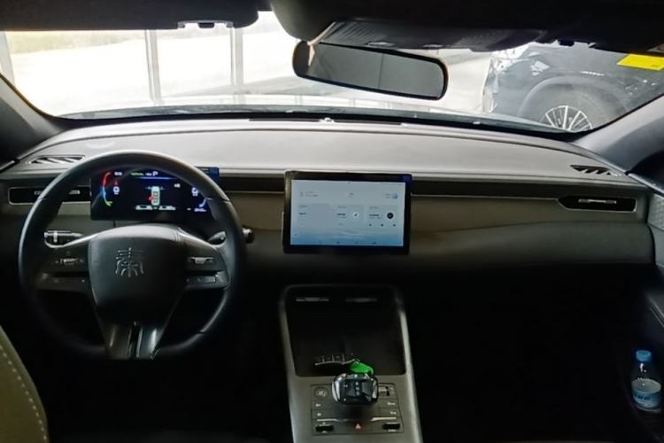Used BYD Qin PLUS 2025 DM-i Smart Drive 55KM Leading Model Center Console