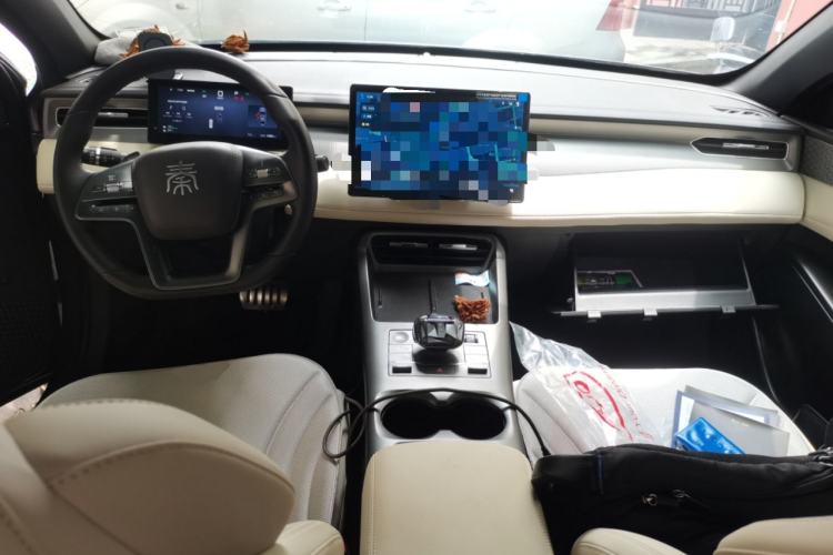 Used BYD Qin PLUS 2025 DM-i Smart Drive 120KM Superior Model Center Console