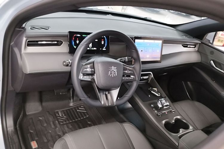 Used BYD Qin PLUS 2025 DM-i Smart Drive 55KM Leading Model Center Console