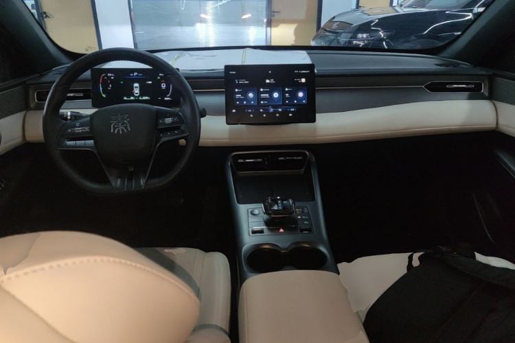 Used BYD Qin PLUS 2025 DM-i Smart Drive 55KM Leading Model Center Console