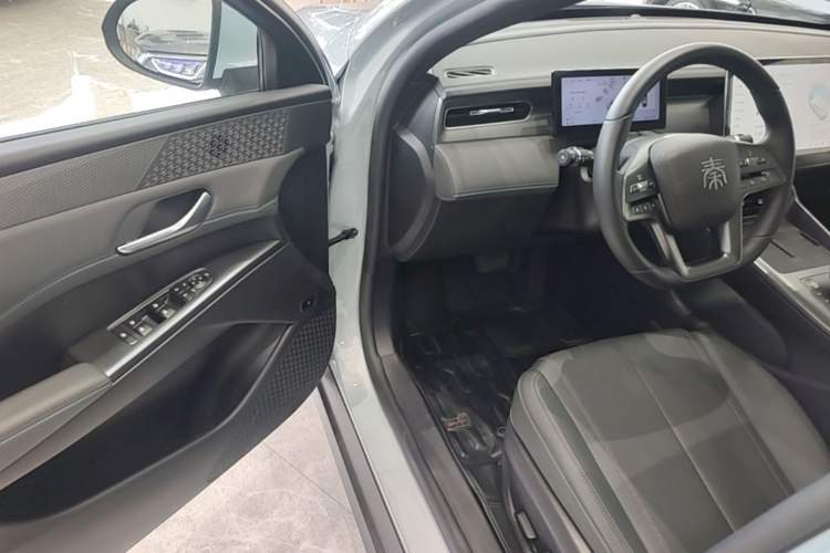 Used BYD Qin PLUS 2025 DM-i Smart Drive 120KM Superior Model Driver Seat