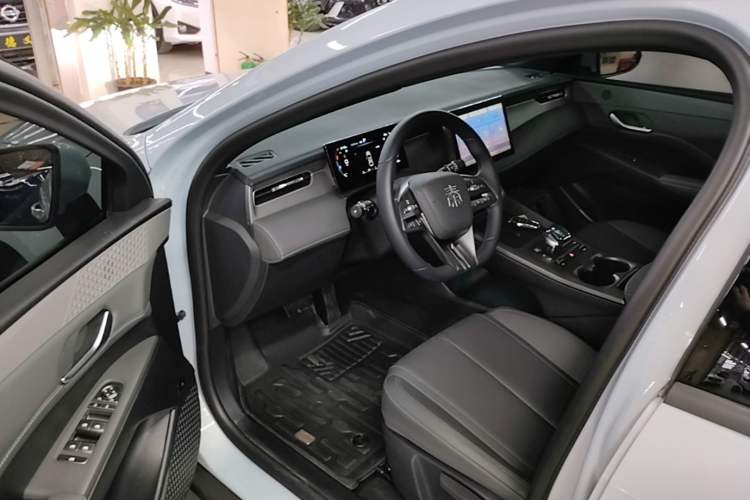 Used BYD Qin PLUS 2025 DM-i Smart Drive 55KM Leading Model Driver Seat