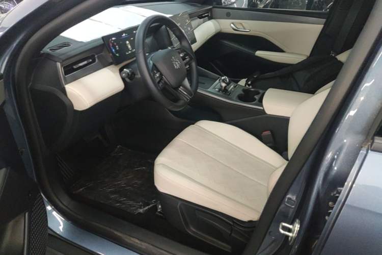 Used BYD Qin PLUS 2025 DM-i Smart Drive 55KM Leading Model Driver Seat