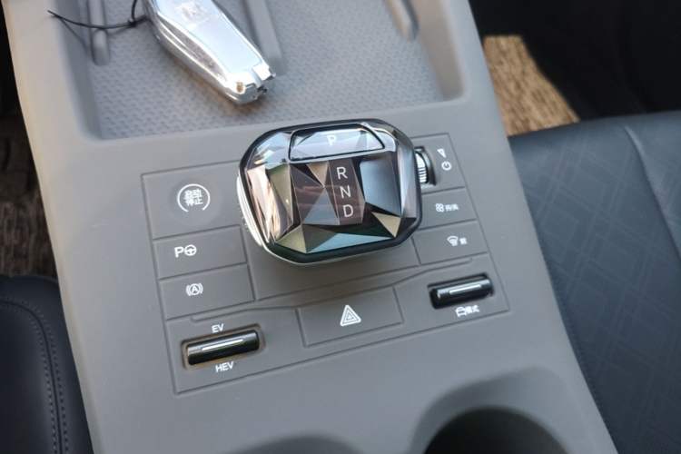 Used BYD Qin PLUS 2025 DM-i Smart Drive 55KM Leading Model Gear Lever