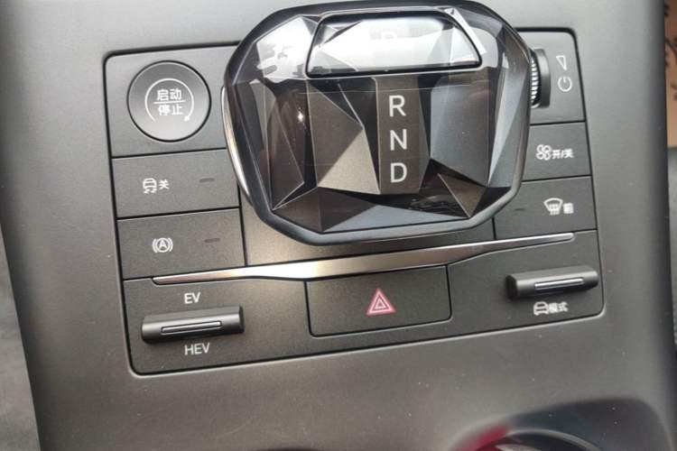 Used BYD Qin PLUS 2025 DM-i Smart Drive 55KM Leading Model Gear Lever