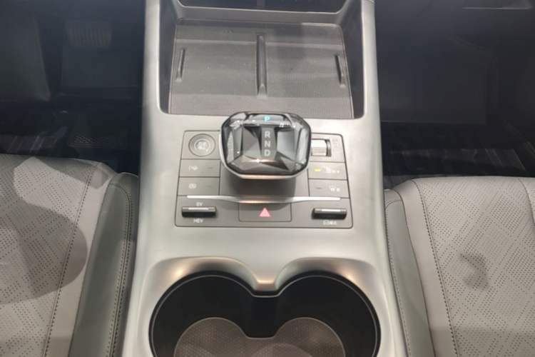 Used BYD Qin PLUS 2025 DM-i Smart Drive 120KM Superior Model Gear Lever