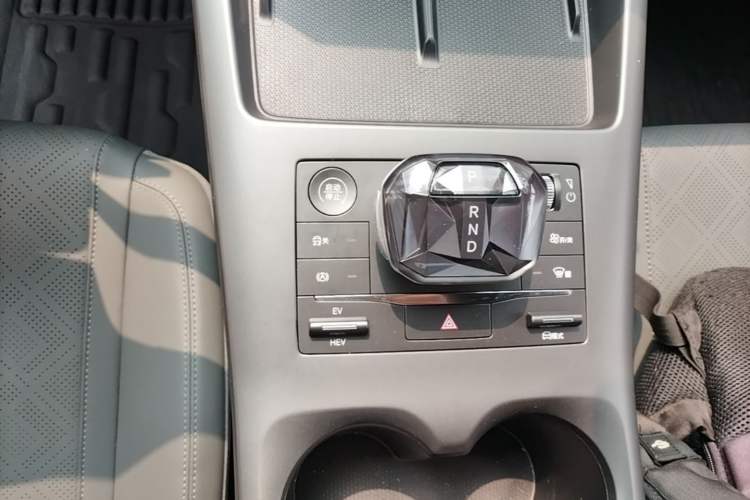 Used BYD Qin PLUS 2025 DM-i Smart Drive 55KM Leading Model Gear Lever