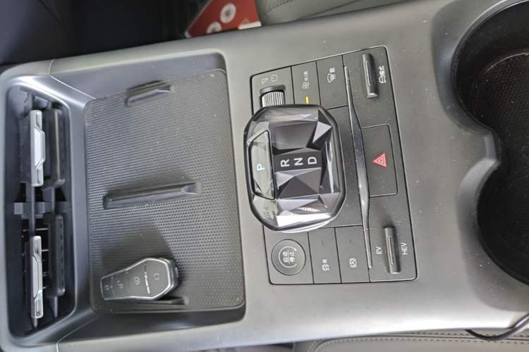 Used BYD Qin PLUS 2025 DM-i Smart Drive 55KM Leading Model Gear Lever