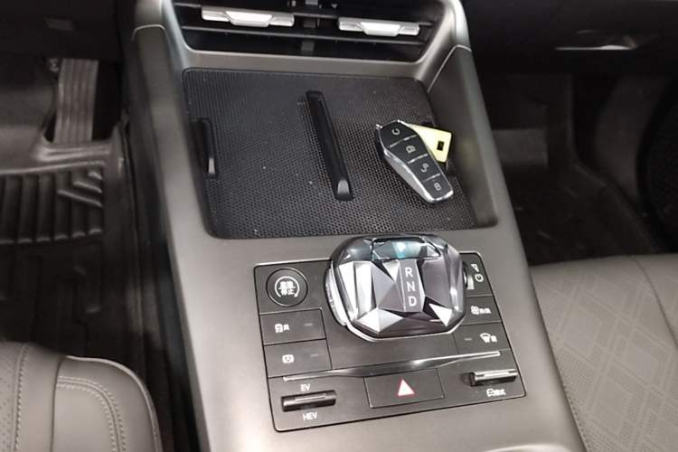 Used BYD Qin PLUS 2025 DM-i Smart Drive 55KM Leading Model Gear Lever