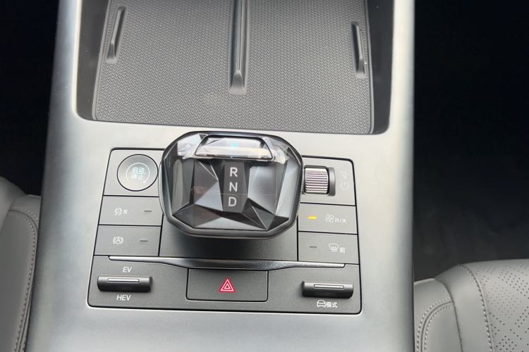 Used BYD Qin PLUS 2025 DM-i Smart Drive 55KM Leading Model Gear Lever