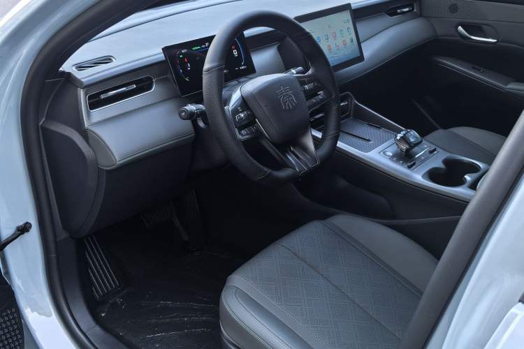 Used BYD Qin PLUS 2025 DM-i Smart Drive 55KM Leading Model Interior 1