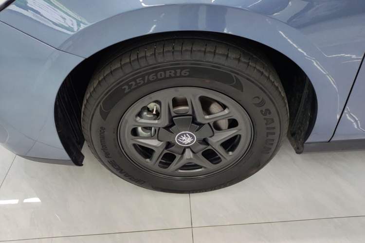 Used BYD Qin PLUS 2025 DM-i Smart Drive 55KM Leading Model Left Front Wheel Hub