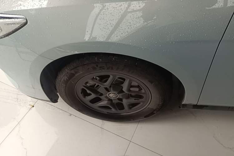 Used BYD Qin PLUS 2025 DM-i Smart Drive 55KM Leading Model Left Front Wheel Hub