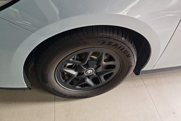 Used BYD Qin PLUS 2025 DM-i Smart Drive 55KM Leading Model Left Front Wheel Hub