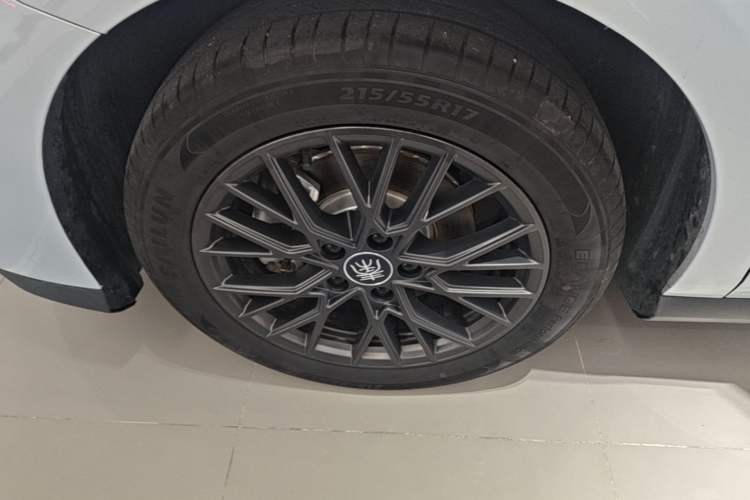 Used BYD Qin PLUS 2025 EV Smart Drive Version 510KM Beyond Model Left Front Wheel Hub