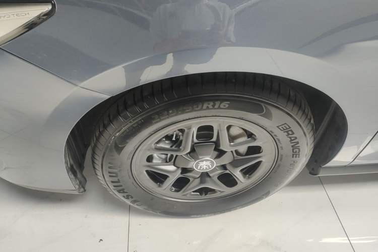 Used BYD Qin PLUS 2025 DM-i Smart Drive 55KM Leading Model Left Front Wheel Hub