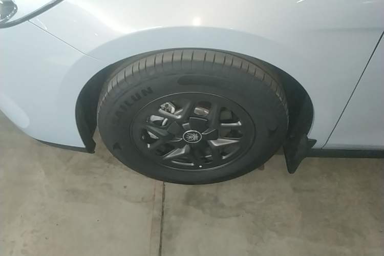 Used BYD Qin PLUS 2025 DM-i Smart Drive 55KM Leading Model Left Front Wheel Hub