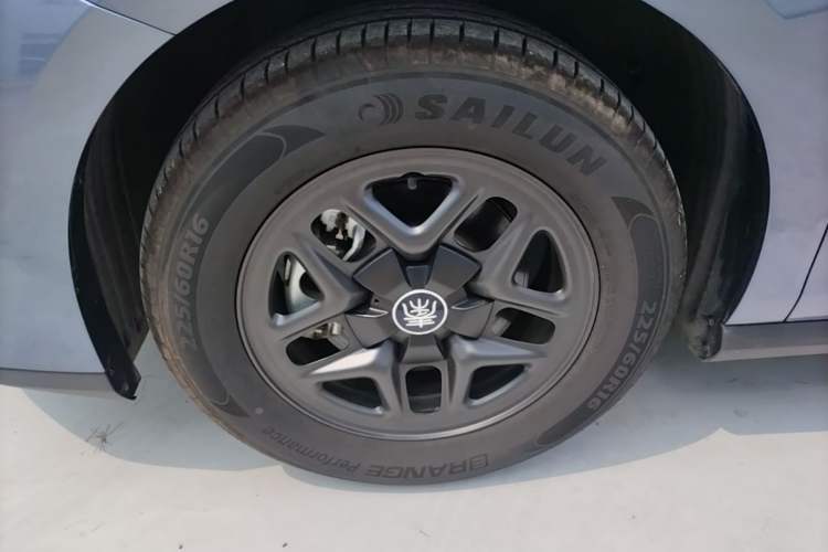 Used BYD Qin PLUS 2025 DM-i Smart Drive 55KM Leading Model Left Front Wheel Hub