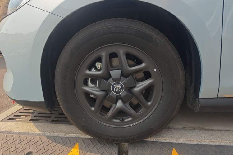Used BYD Qin PLUS 2025 DM-i Smart Drive 55KM Leading Model Left Front Wheel Hub