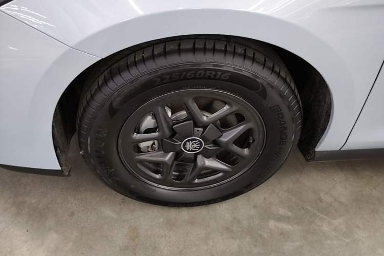 Used BYD Qin PLUS 2025 DM-i Smart Drive 55KM Leading Model Left Front Wheel Hub