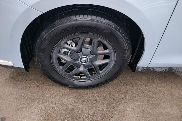 Used BYD Qin PLUS 2025 DM-i Smart Drive 55KM Leading Model Left Front Wheel Hub