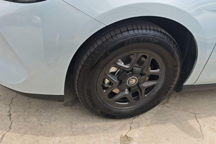 Used BYD Qin PLUS 2025 DM-i Smart Drive 55KM Leading Model Left Front Wheel Hub