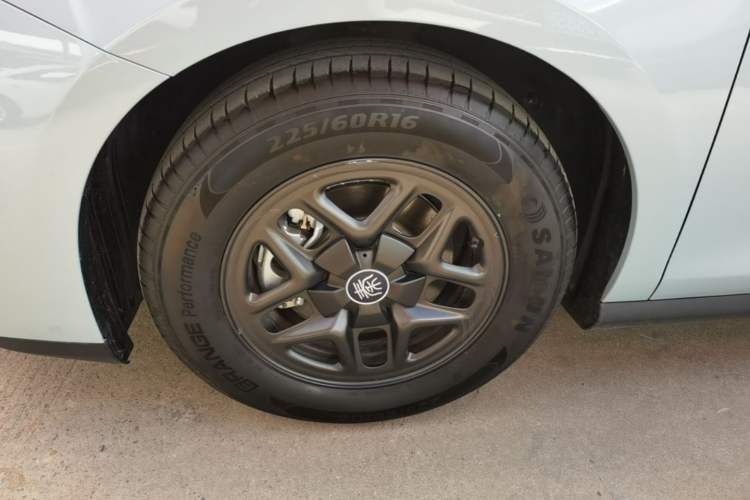 Used BYD Qin PLUS 2025 DM-i Smart Drive 55KM Leading Model Left Front Wheel Hub