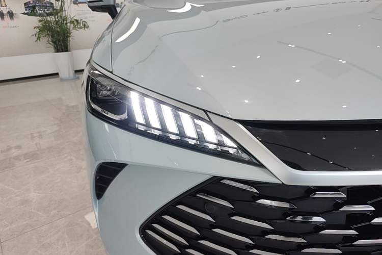 Used BYD Qin PLUS 2025 DM-i Smart Drive 120KM Superior Model Right Front Headlight