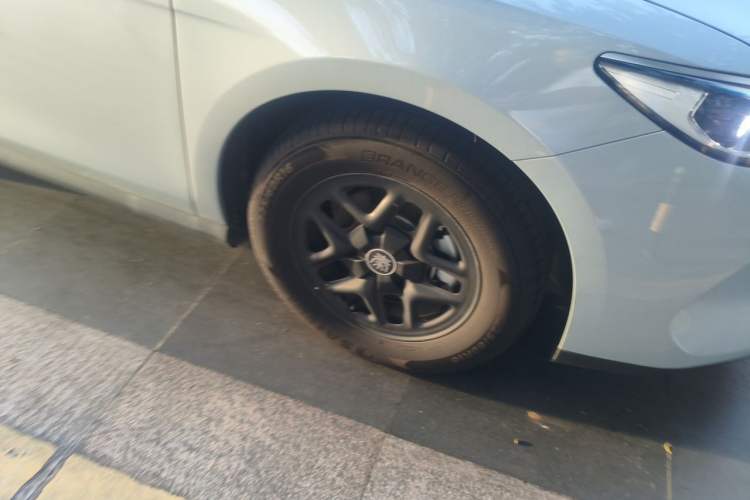 Used BYD Qin PLUS 2025 DM-i Smart Drive 55KM Leading Model Right Front Wheel Hub