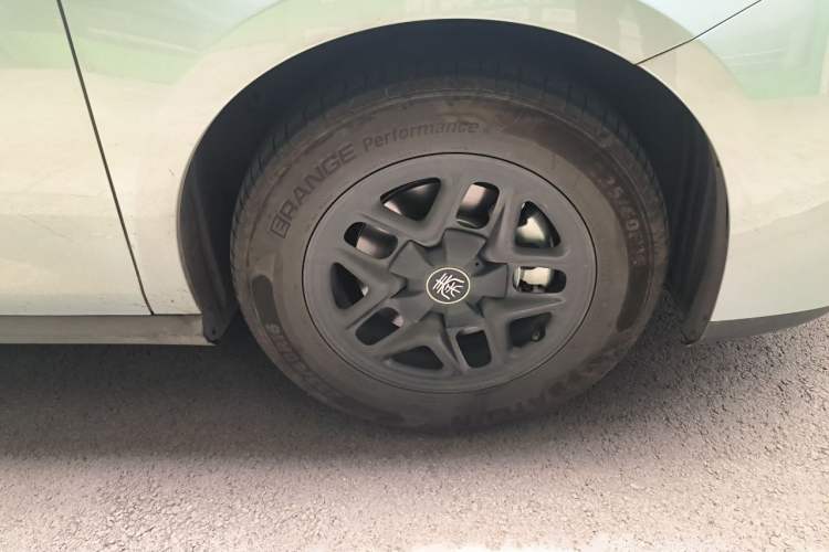 Used BYD Qin PLUS 2025 DM-i Smart Drive 55KM Leading Model Right Front Wheel Hub