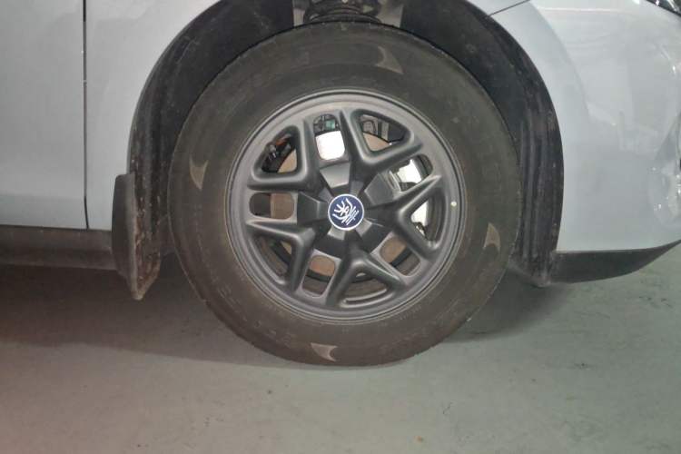 Used BYD Qin PLUS 2025 DM-i Smart Drive 55KM Leading Model Right Front Wheel Hub
