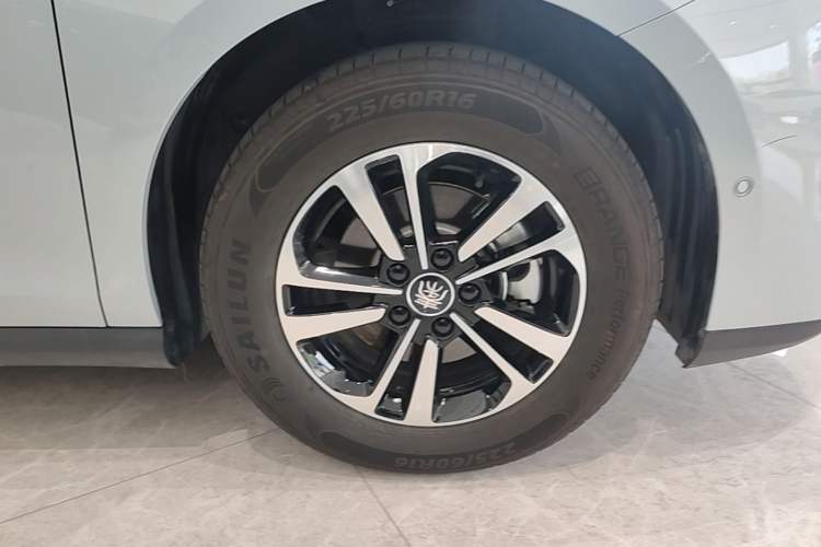 Used BYD Qin PLUS 2025 DM-i Smart Drive 120KM Superior Model Right Front Wheel Hub