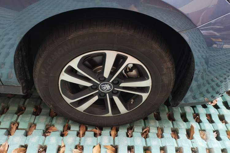 Used BYD Qin PLUS 2025 DM-i Smart Drive 120KM Superior Model Right Front Wheel Hub
