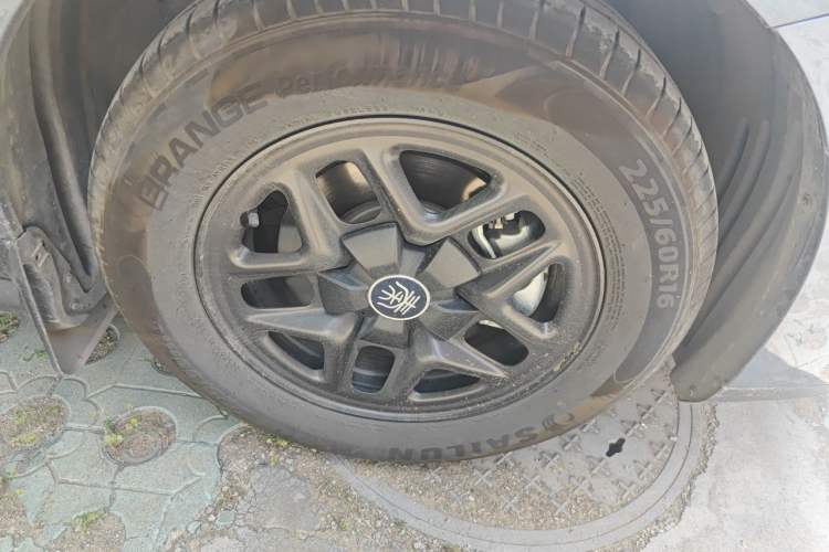 Used BYD Qin PLUS 2025 DM-i Smart Drive 55KM Leading Model Right Front Wheel Hub