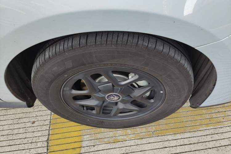 Used BYD Qin PLUS 2025 DM-i Smart Drive 55KM Leading Model Right Front Wheel Hub